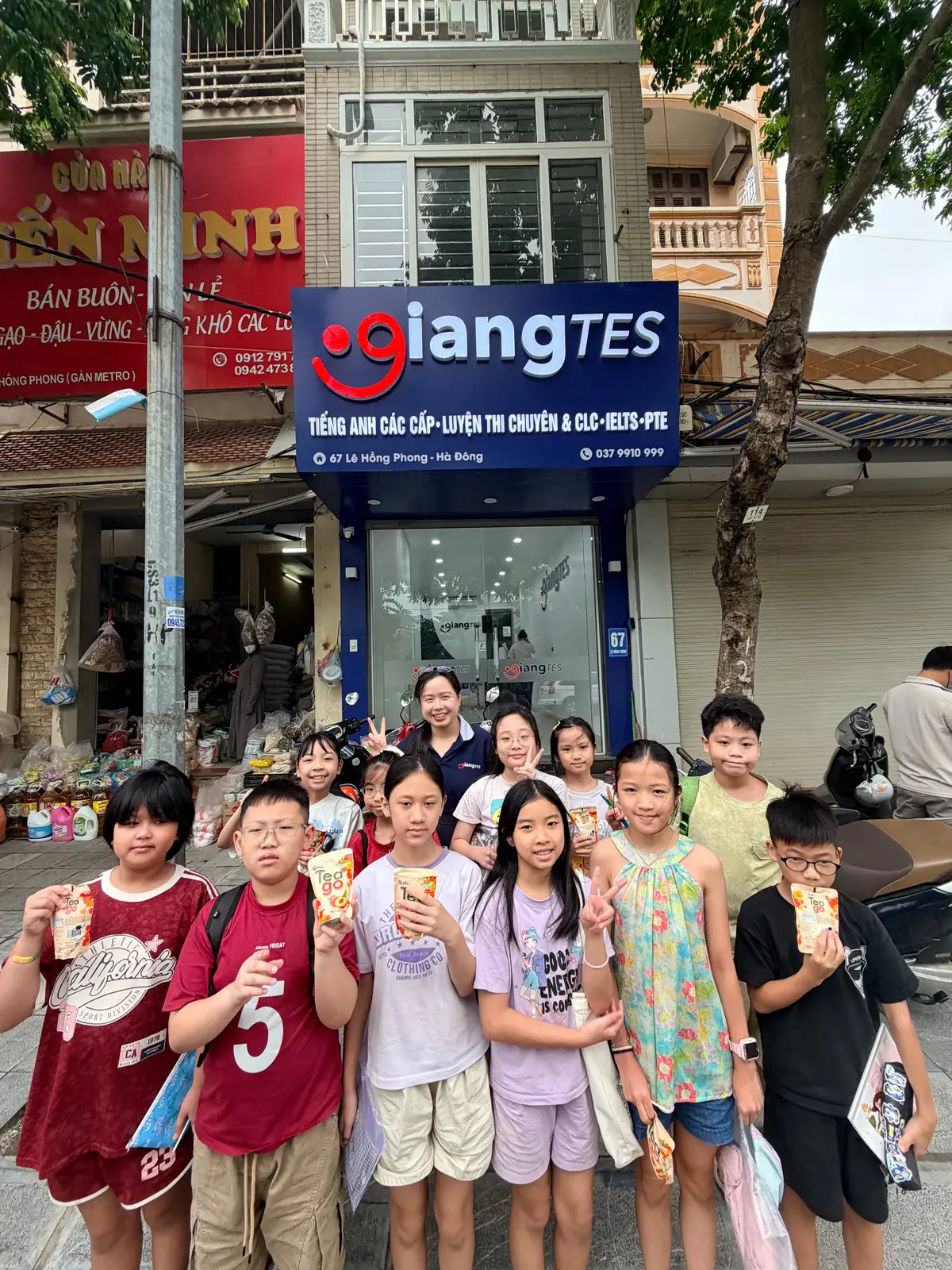 Học sinh tiểu học trước cơ sở GIANGTES 67 Lê Hồng Phong, Hà Đông