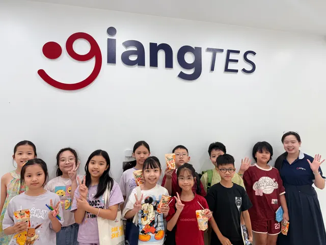 Lớp học sinh tiểu học bên logo GIANGTES