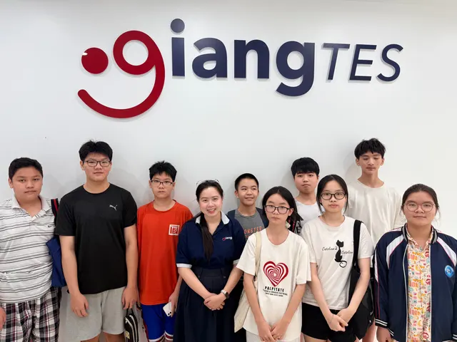 Lớp học sinh THCS bên logo GIANGTES