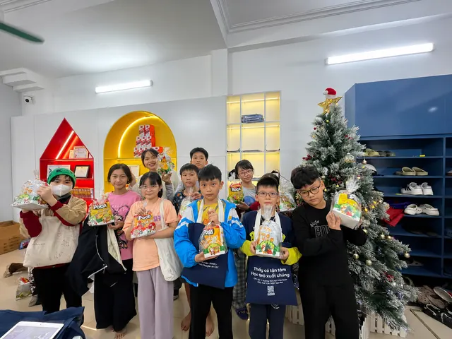 Tiệc Giáng sinh của học sinh tiểu học GIANGTES bên cây thông