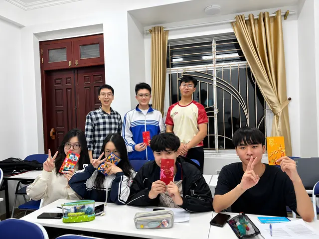 Học sinh THCS GIANGTES nhận lì xì mừng Tết