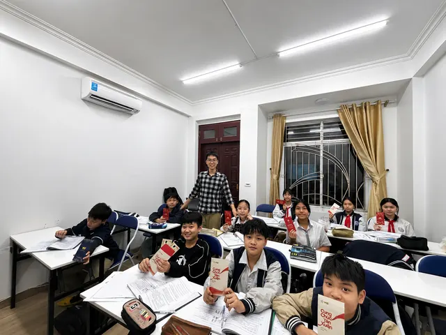 Thầy giáo GIANGTES mừng tuổi học sinh dịp Tết trong lớp