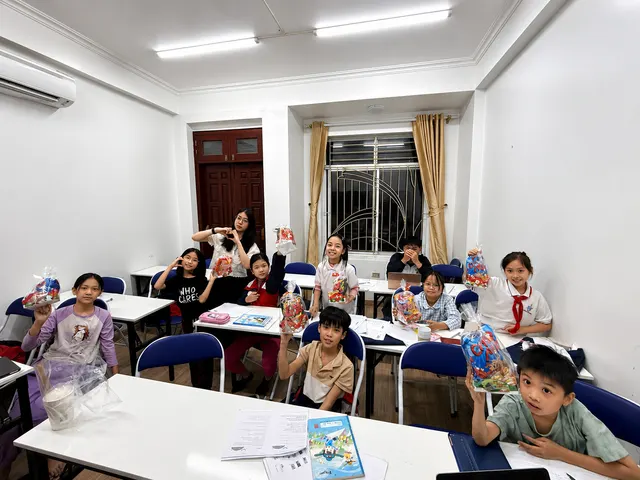 Học sinh GIANGTES nhận quà Giáng sinh trong lớp học