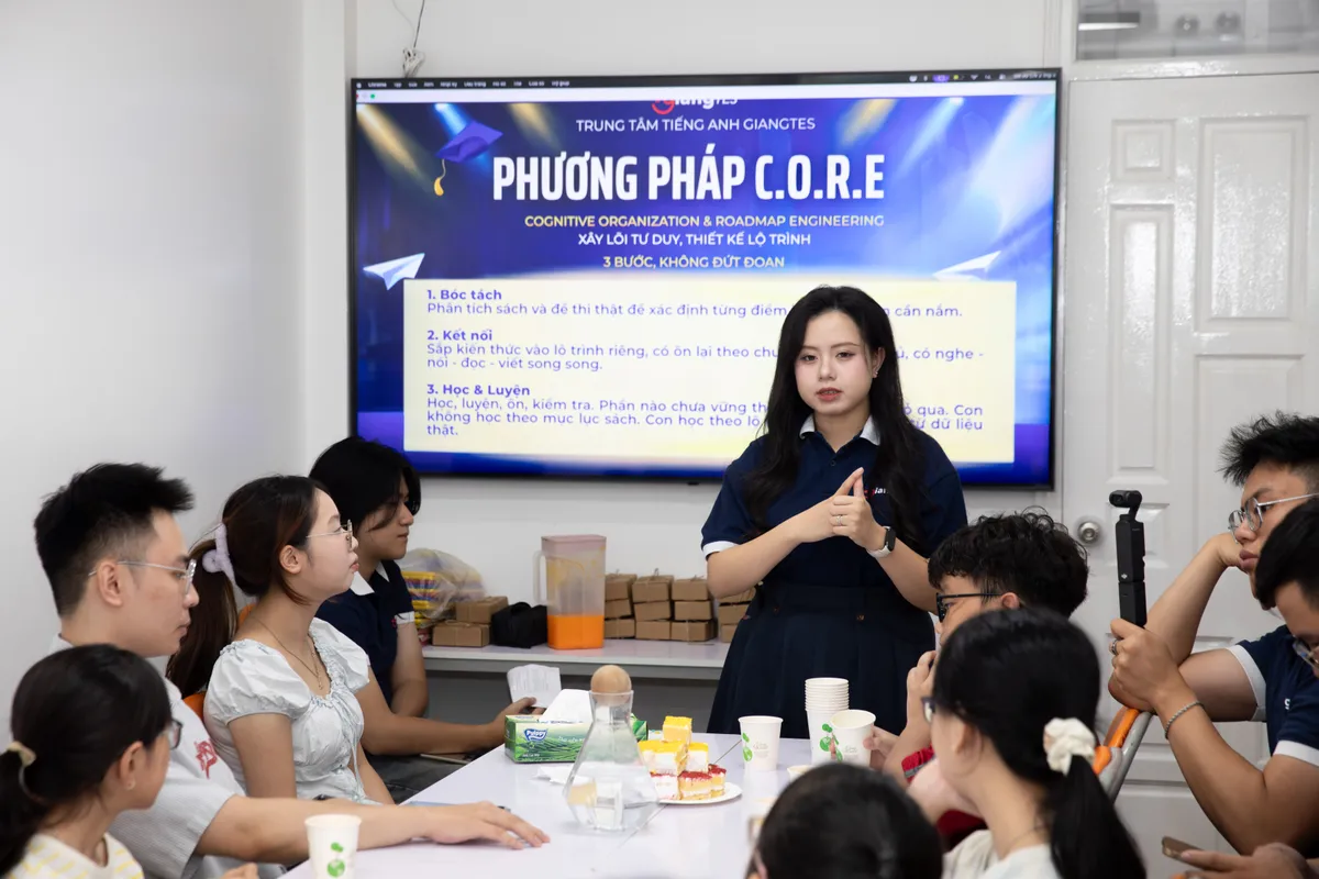 Giáo viên GIANGTES trình bày phương pháp C.O.R.E trước lớp