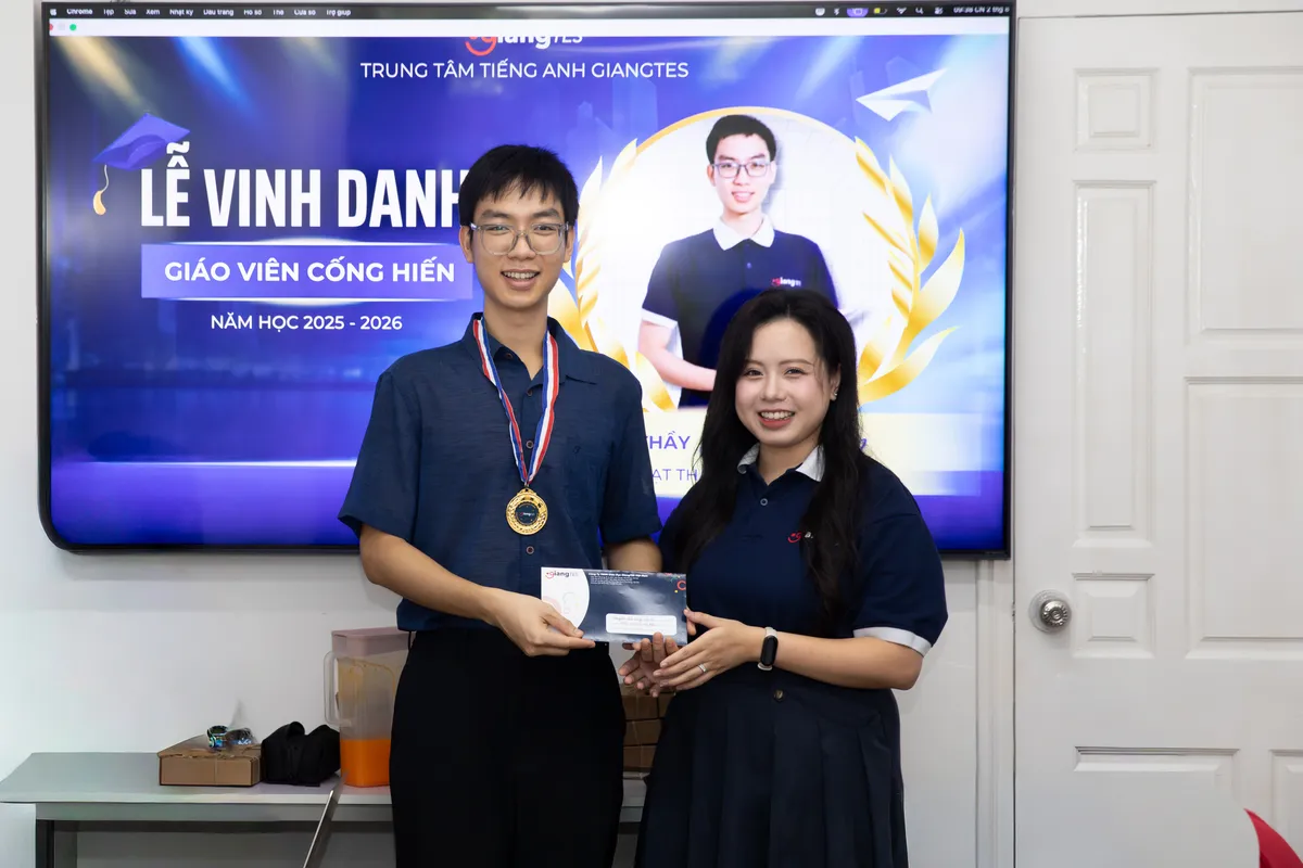 Giáo viên GIANGTES nhận ghi nhận trong phần vinh danh giáo viên cống hiến