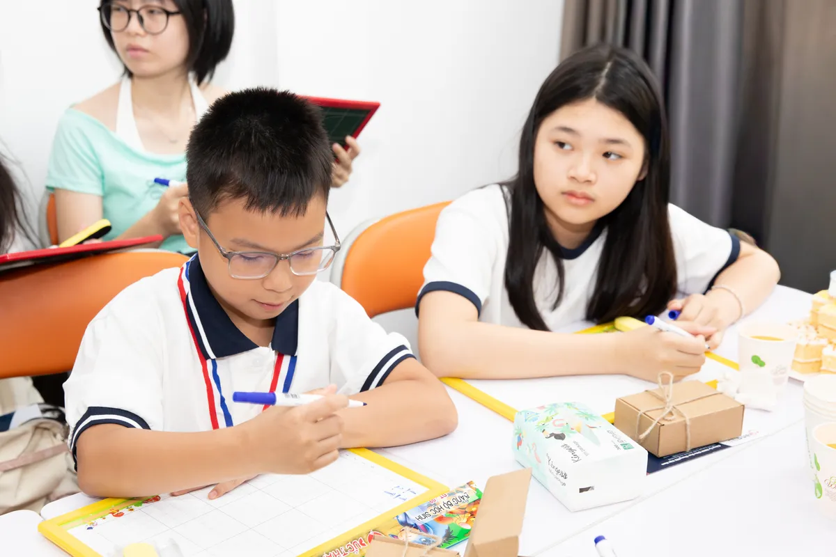 Các con tập trung viết câu trả lời trong hoạt động nhóm