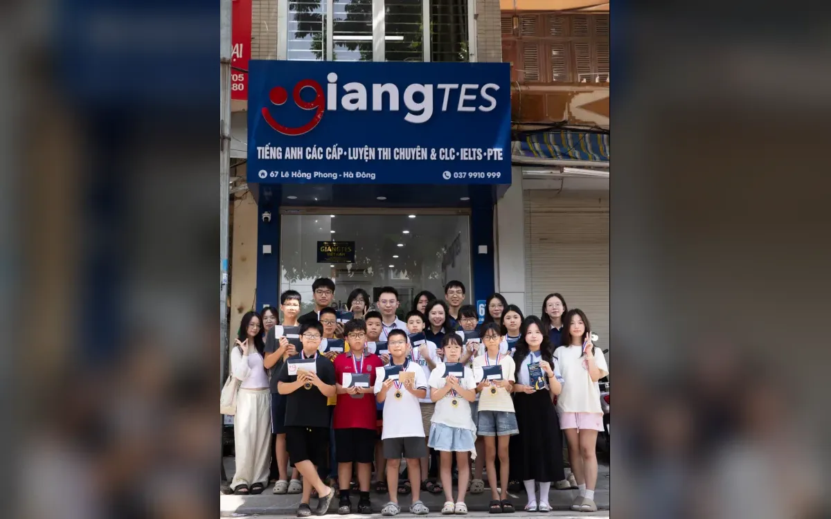 Giáo viên và học sinh GIANGTES chụp ảnh trước cơ sở 67 Lê Hồng Phong