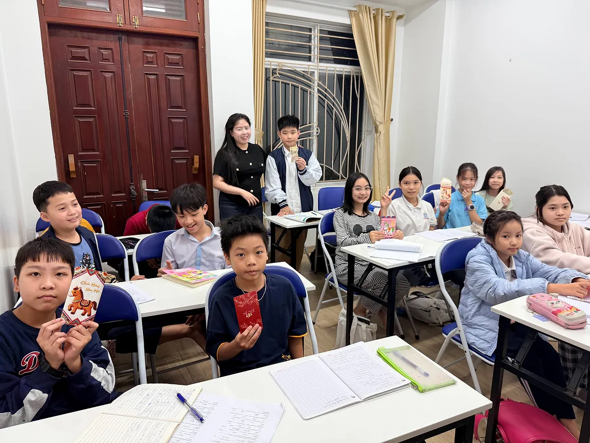 Giáo viên và học sinh trong lớp học tại cơ sở Văn Quán