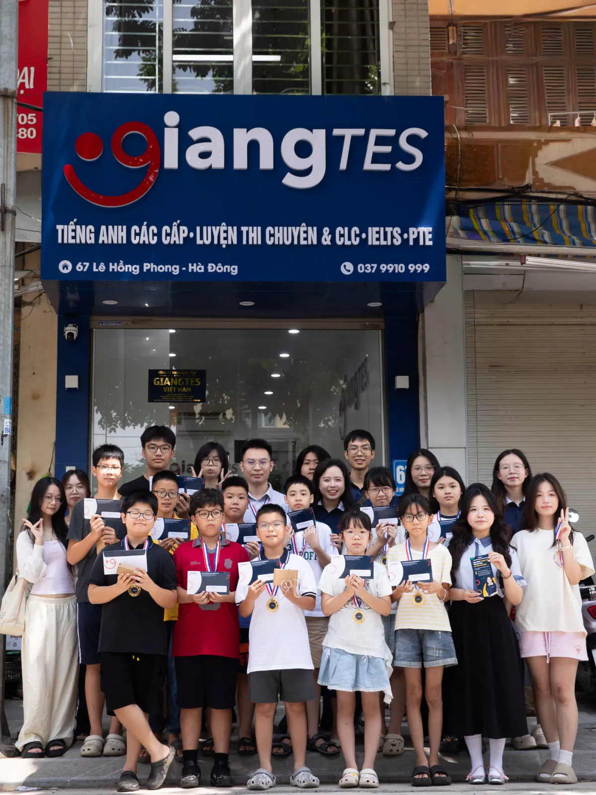 Giáo viên và học sinh chụp ảnh trước cơ sở GIANGTES tại 67 Lê Hồng Phong